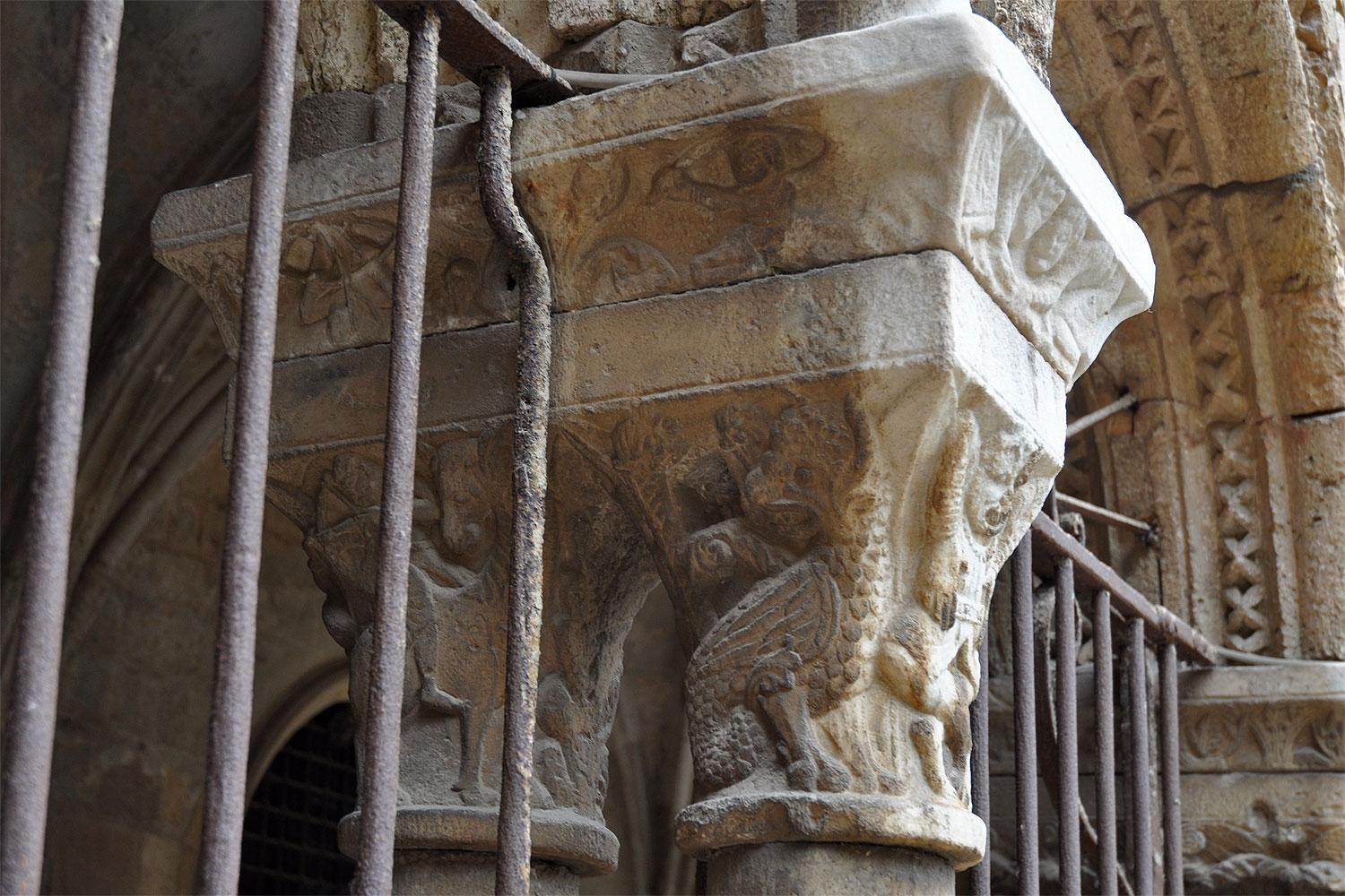 Capitell del Basilisc al claustre de la Catedral de Tarragona
